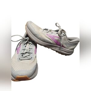 Brooks Gray Divide Athletic Shoes for Comfort and Performance